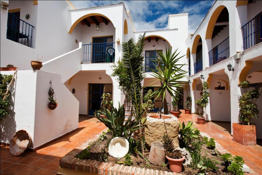 Patio ajardinado del Hotel Atalaya